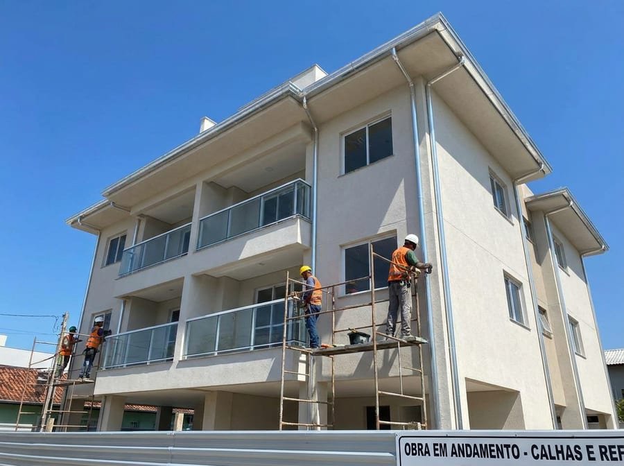Calhas em alumínio instaladas em condomínio de 24 unidades, Kobrasol, São José